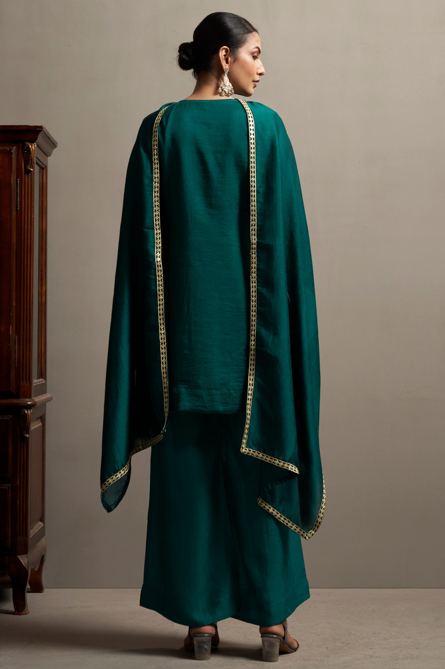 Women's Green Embroidered Silk Blend Straight Kurta Set