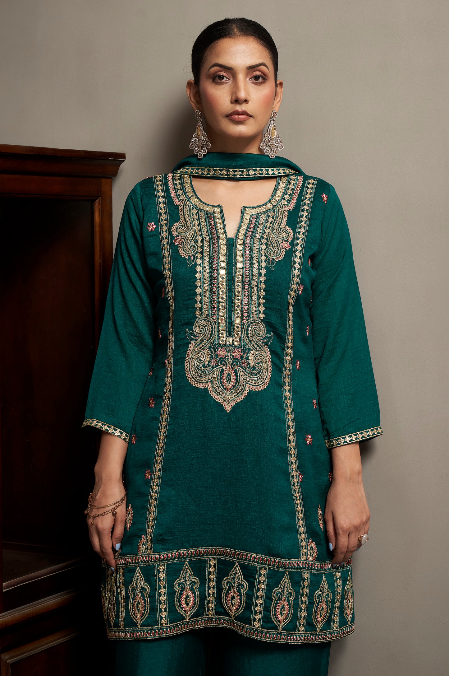 Women's Green Embroidered Silk Blend Straight Kurta Set