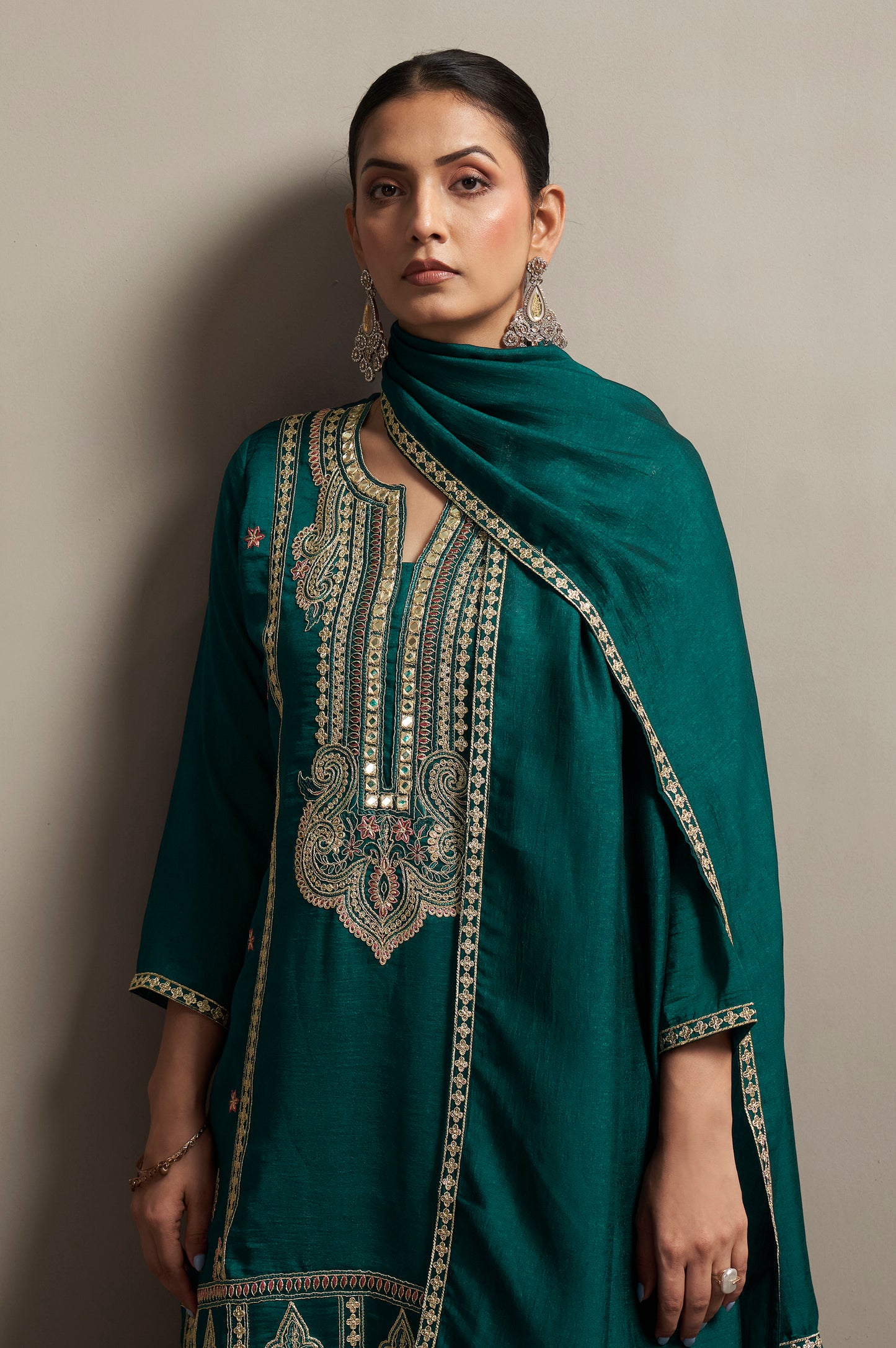 Women's Green Embroidered Silk Blend Straight Kurta Set