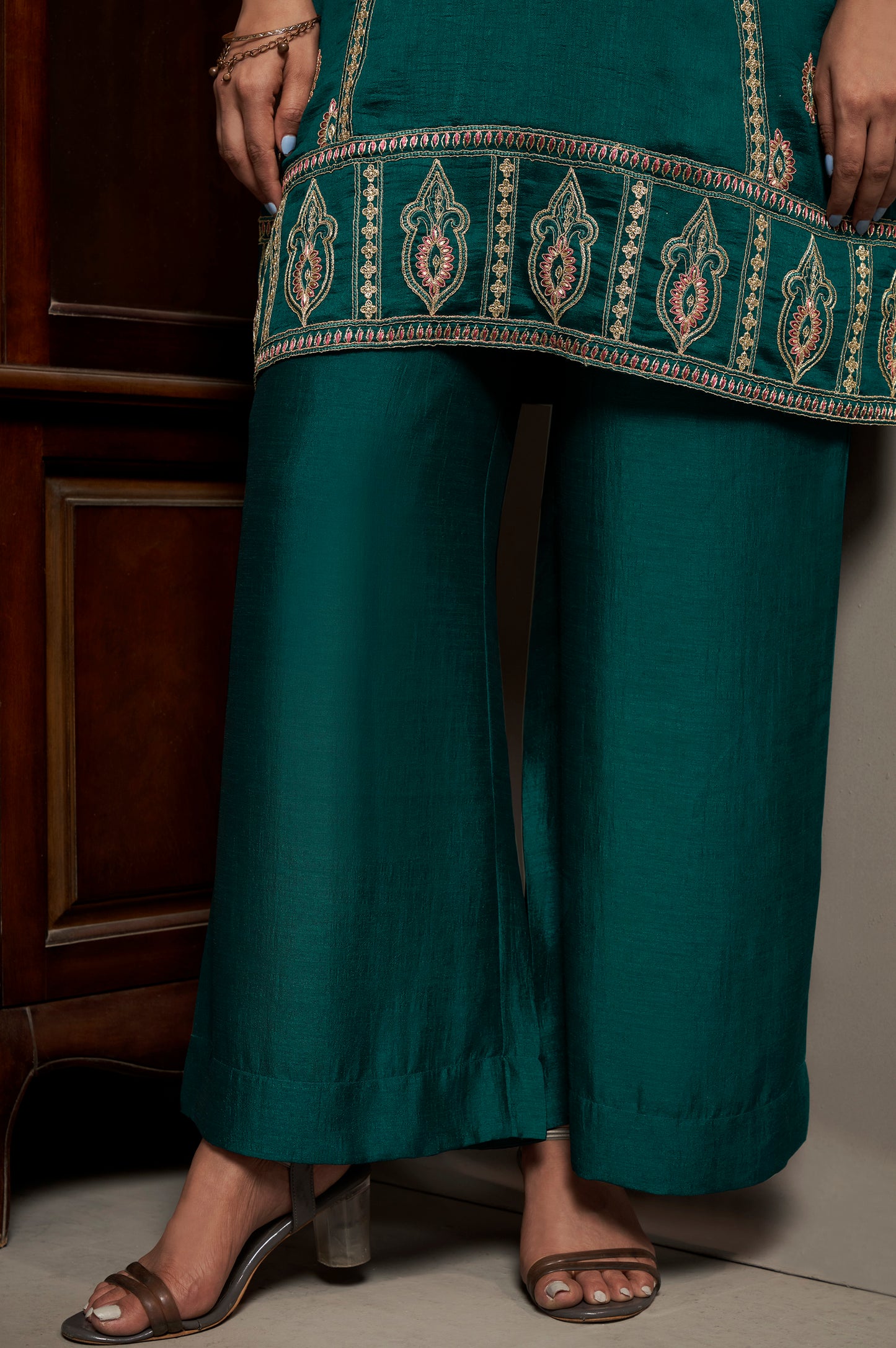 Women's Green Embroidered Silk Blend Straight Kurta Set