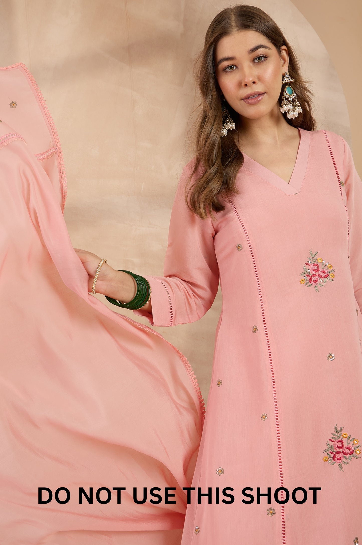 Women Pink Mul Chanderi Embroidered Thread Work Kurta Pant Dupatta
