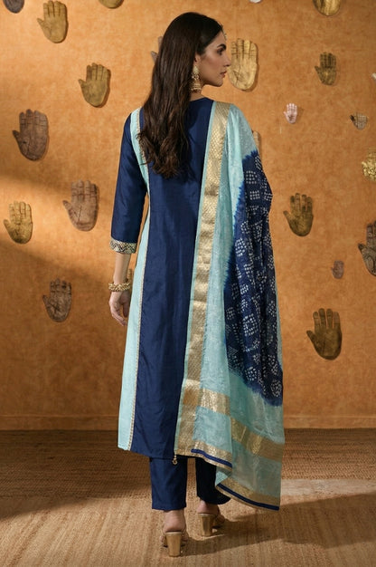 Dresoul Chinnon Embroidered Kurta Set